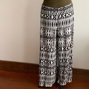CHICO SIZE 1 BLACK AND WHITE PRINT PANTS
